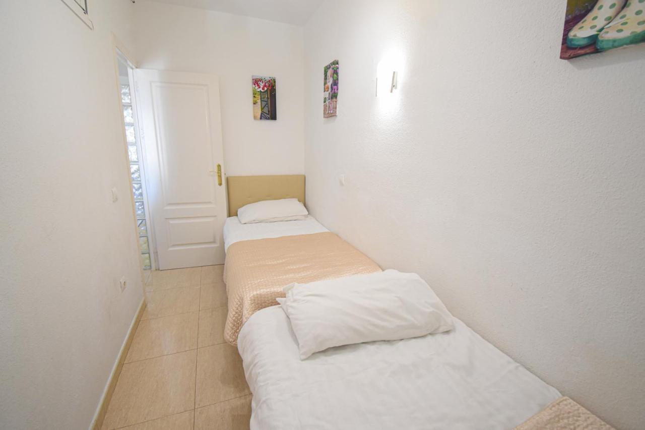 Benal Beach, Superb 2 Bedroom 2 Bathroom Front Sleeps 6 Apartment Benalmadena